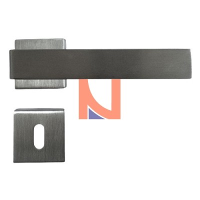 MANIGLIA PER PORTA KIKKA2 CON ROSETTA E BOCCHETTA FORO PATENT ZAMA